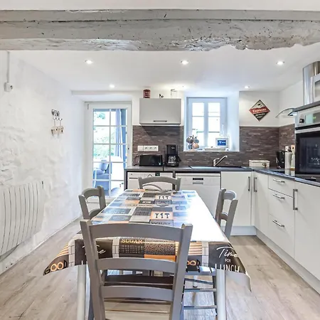 3 Bedroom Awesome In 펜션 Donnay